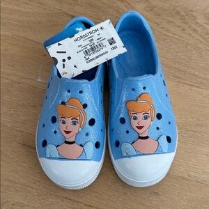 Harper Canyon Cinderella slip ons